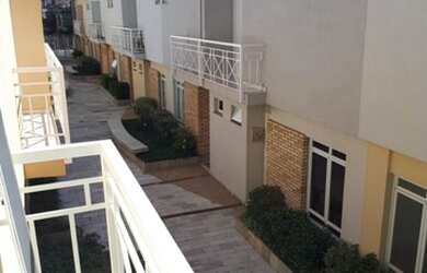 Imagem: A casa em condomínio possui 3 Dormitórios, 1 Banheiro, 2 Vagas