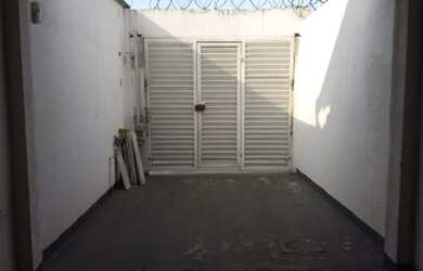 Imagem: A casa possui 2 Dormitórios, 2 Banheiros, 3 Vagas na garagem