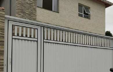 Imagem: A casa possui 2 Dormitórios, 1 Banheiro, 1 Vaga na garagem