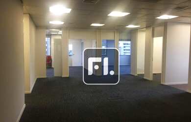 Imagem: O depósito possui 5 Vagas na garagem e 597m² de Área e está