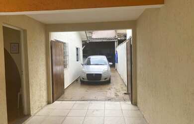 Imagem: A casa possui 3 Dormitórios, 2 Banheiros, 5 Vagas na garagem