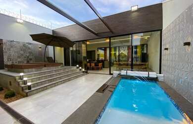 Imagem: A casa possui 3 Dormitórios, 5 Banheiros, 4 Vagas na garagem