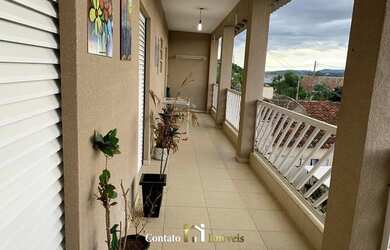 Imagem: A casa possui 3 Dormitórios, 2 Banheiros, 2 Vagas na garagem