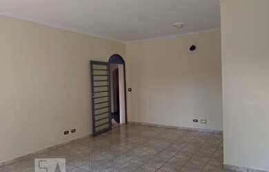 Imagem: A casa possui 2 Dormitórios, 2 Banheiros, 2 Vagas na garagem