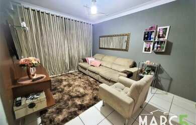 Imagem: A casa possui 2 Dormitórios, 2 Banheiros, 2 Vagas na garagem