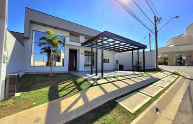 Imagem: A casa em condomínio possui 3 Dormitórios, 3 Banheiros, 3