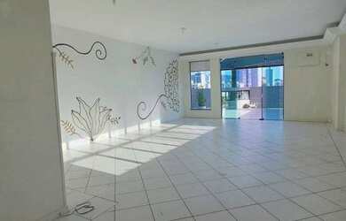 Imagem: O depósito possui 2 Vagas na garagem e 180m² de Área e está