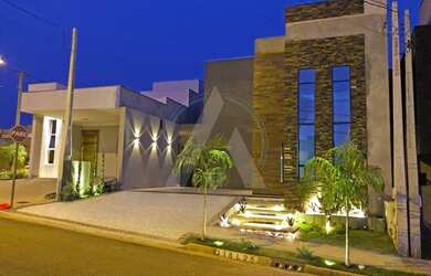 Imagem: A casa em condomínio possui 3 Dormitórios, 2 Banheiros, 4