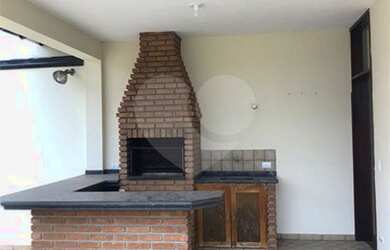 Imagem: A casa possui 3 Dormitórios, 3 Banheiros, 2 Vagas na garagem