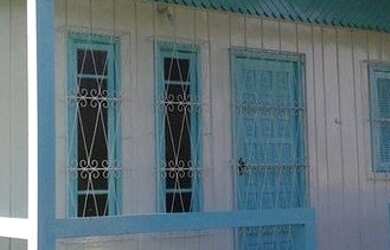 Imagem: A casa possui 4 Dormitórios, 1 Banheiro, 109m² de Área e