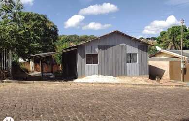 Imagem: A casa possui 2 Dormitórios, 1 Banheiro, 1 Vaga na garagem