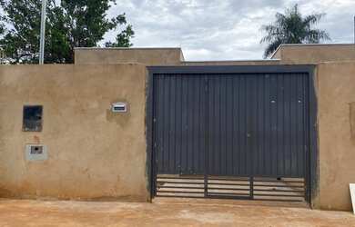 Imagem: A casa possui 2 Dormitórios, 1 Banheiro, 2 Vagas na garagem