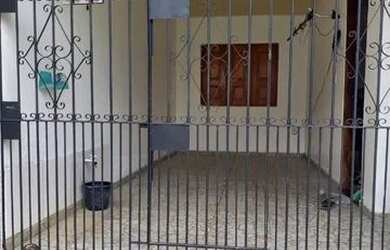 Imagem: A casa possui 2 Dormitórios, 1 Banheiro, 1 Vaga na garagem