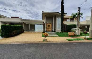 Imagem: A casa em condomínio possui 4 Dormitórios, 5 Banheiros, 4