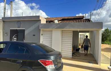 Imagem: A casa possui 2 Dormitórios, 2 Banheiros, 2 Vagas na garagem