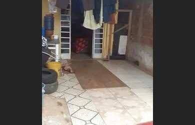 Imagem: A casa possui 2 Dormitórios, 2 Banheiros, 2 Vagas na garagem