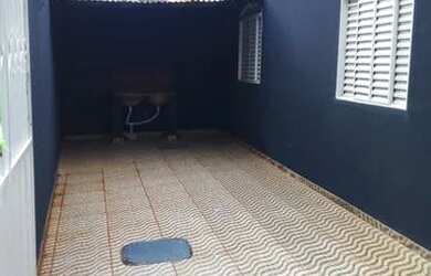 Imagem: A casa possui 2 Dormitórios, 1 Banheiro, 2 Vagas na garagem