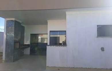 Imagem: A casa possui 3 Dormitórios, 1 Banheiro, 2 Vagas na garagem