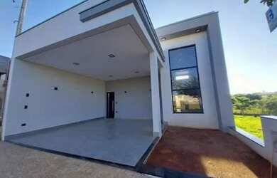 Imagem: A casa possui 3 Dormitórios, 1 Banheiro, 2 Vagas na garagem