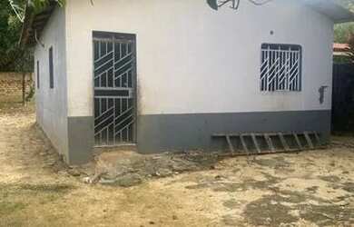 Imagem: A casa possui 2 Dormitórios, 1 Banheiro, 3 Vagas na garagem