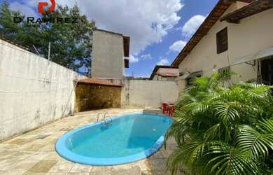 Imagem: A casa possui 3 Dormitórios, 2 Banheiros, 2 Vagas na garagem