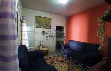 Imagem: A casa possui 3 Dormitórios, 1 Banheiro, 2 Vagas na garagem