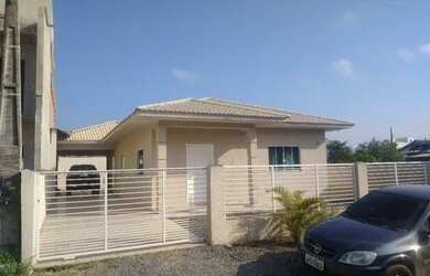 Imagem: A casa possui 3 Dormitórios e 4 Vagas na garagem e está localizado