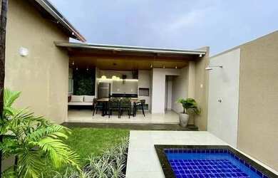 Imagem: A casa possui 3 Dormitórios, 2 Banheiros, 2 Vagas na garagem