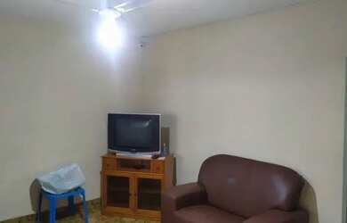 Imagem: A casa possui 3 Dormitórios, 1 Banheiro, 2 Vagas na garagem