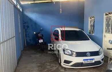Imagem: A casa possui 4 Dormitórios, 1 Banheiro, 2 Vagas na garagem