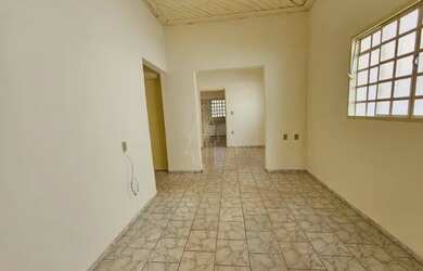 Imagem: A casa possui 2 Dormitórios, 1 Banheiro, 1 Vaga na garagem