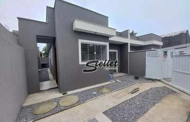 Imagem: A casa possui 3 Dormitórios, 2 Banheiros, 1 Vaga na garagem