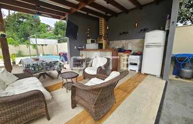 Imagem: A casa possui 3 Dormitórios, 3 Banheiros, 2 Vagas na garagem