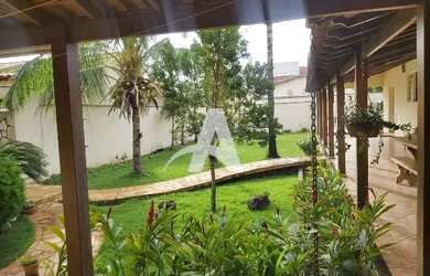 Imagem: A casa possui 4 Dormitórios, 3 Banheiros, 600m² de Área e