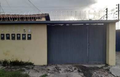 Imagem: A casa possui 2 Dormitórios, 1 Banheiro, 2 Vagas na garagem