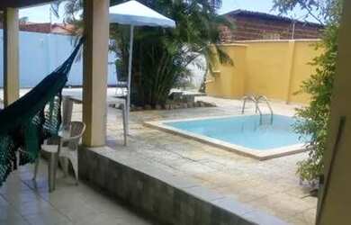 Imagem: A casa possui 2 Dormitórios e 4 Vagas na garagem e está localizado