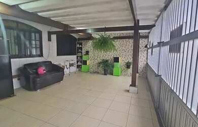 Imagem: A casa possui 2 Dormitórios, 2 Banheiros, 3 Vagas na garagem