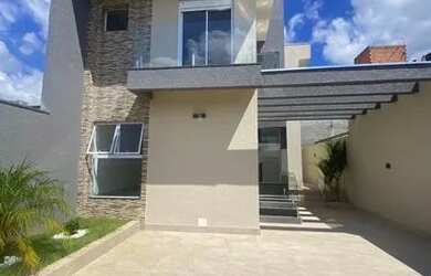 Imagem: A casa possui 3 Dormitórios, 2 Banheiros, 2 Vagas na garagem