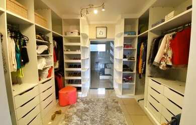 Imagem: A casa possui 4 Dormitórios, 4 Banheiros, 2 Vagas na garagem