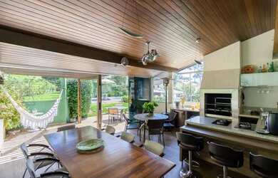 Imagem: A casa possui 3 Dormitórios, 5 Banheiros, 5 Vagas na garagem