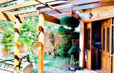 Imagem: A casa possui 2 Dormitórios, 1 Banheiro, 2 Vagas na garagem