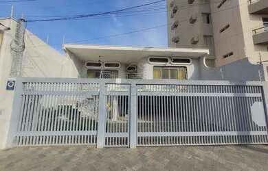 Imagem: A casa possui 3 Dormitórios, 5 Banheiros, 3 Vagas na garagem