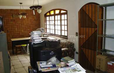 Imagem: A casa possui 3 Dormitórios, 2 Banheiros, 2 Vagas na garagem