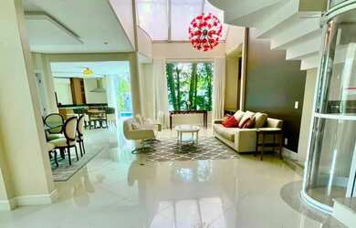 Imagem: A casa possui 4 Dormitórios, 5 Banheiros, 4 Vagas na garagem