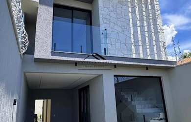 Imagem: A casa possui 3 Dormitórios, 4 Banheiros, 2 Vagas na garagem