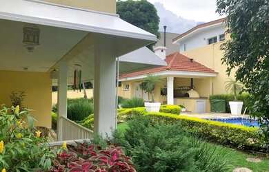 Imagem: A casa possui 4 Dormitórios, 5 Banheiros, 5 Vagas na garagem