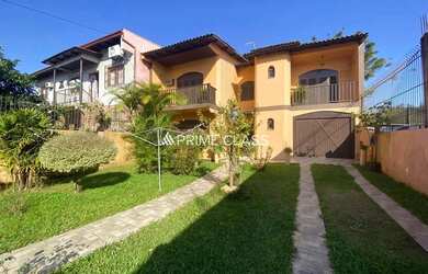 Imagem: A casa possui 2 Dormitórios, 3 Banheiros, 5 Vagas na garagem