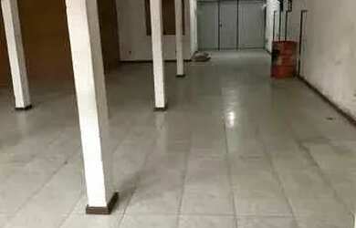 Imagem: O depósito possui 2 Vagas na garagem e 230m² de Área e está