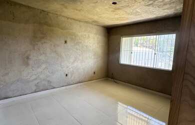 Imagem: A casa possui 3 Dormitórios, 2 Banheiros, 5 Vagas na garagem