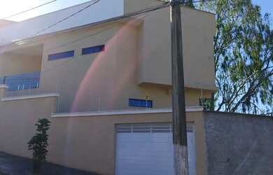 Imagem: A casa possui 4 Dormitórios, 3 Banheiros, 3 Vagas na garagem